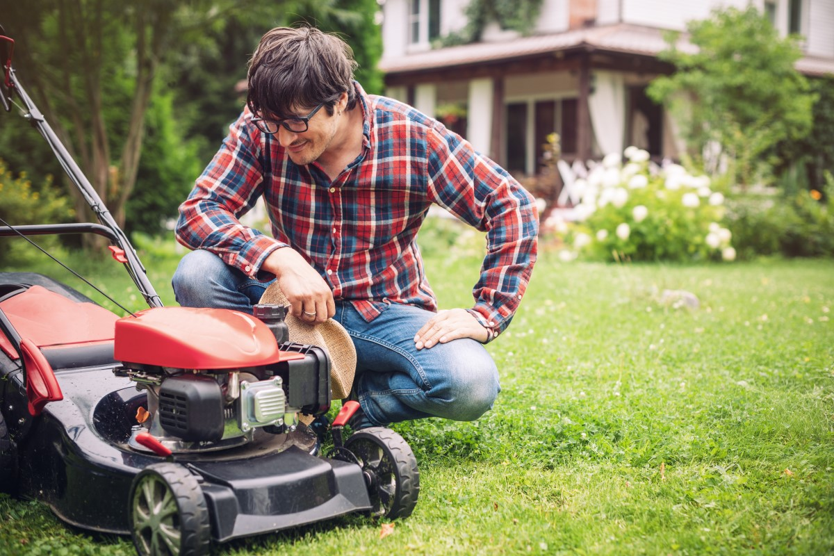 Draining Oil From A Lawn Mower StepByStep Inside The Yard